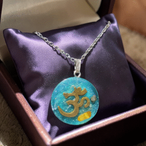 Pingente Orgonite | Simbolo OM | Proteção e Prosperidade | Colar aço inox